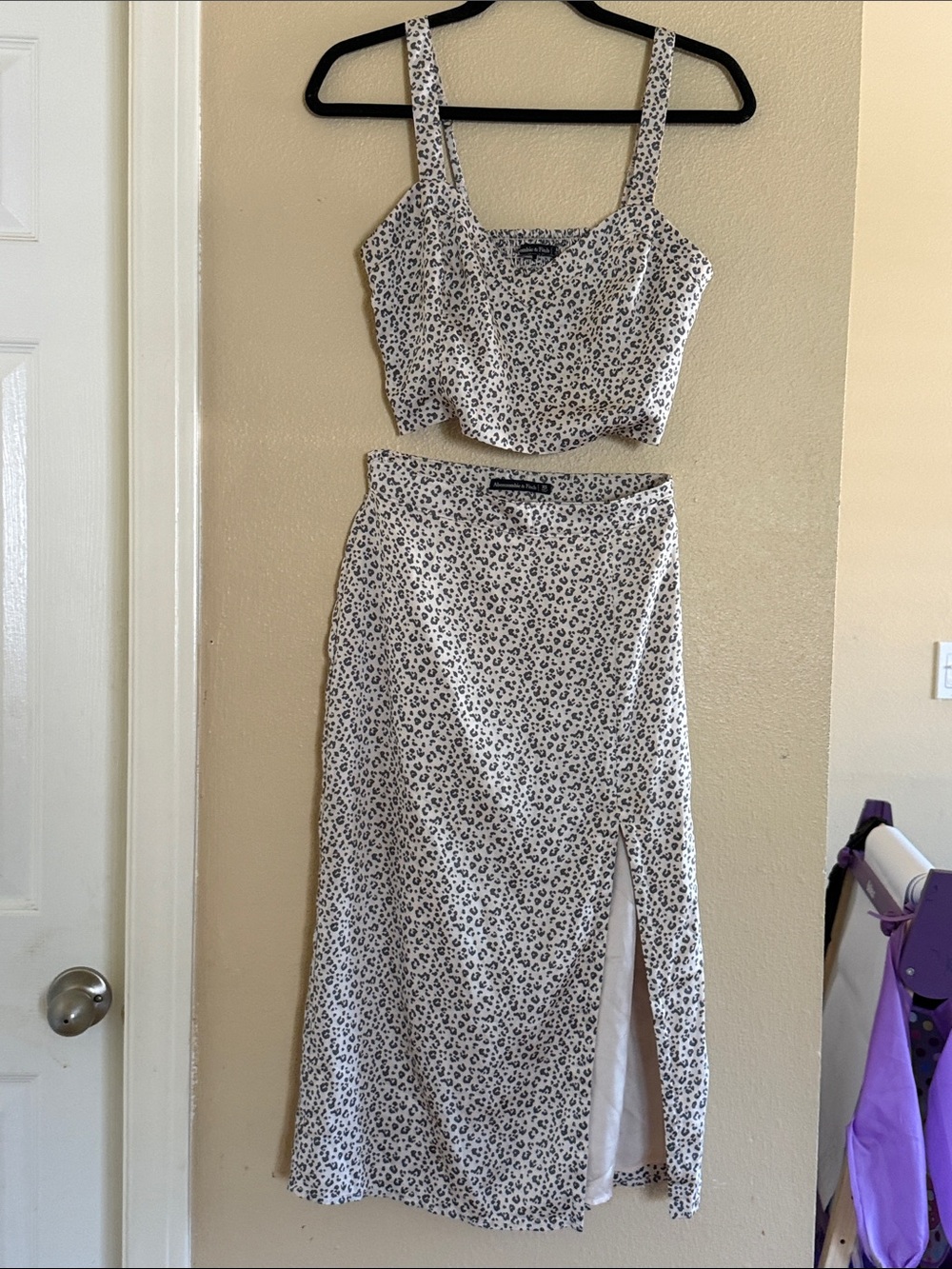 Two-Piece Leopard Print Crop Top (M) & Midi Skirt (xs) Set
